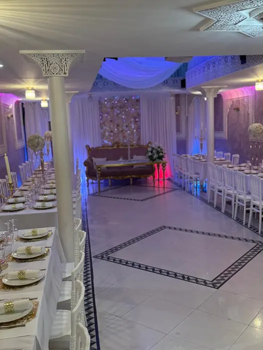 Espace d'honneur en lumière du soir