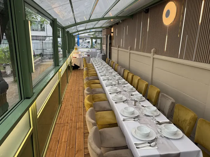 Terrasse dressée en banquet